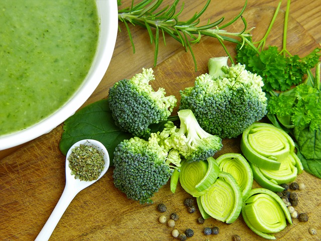 brotes de brocoli sobre una mesa